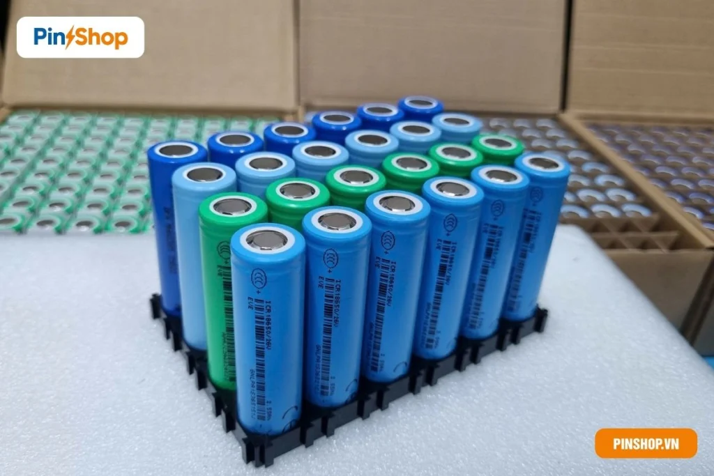 Các cục pin EVE đang được xếp trên khay đóng