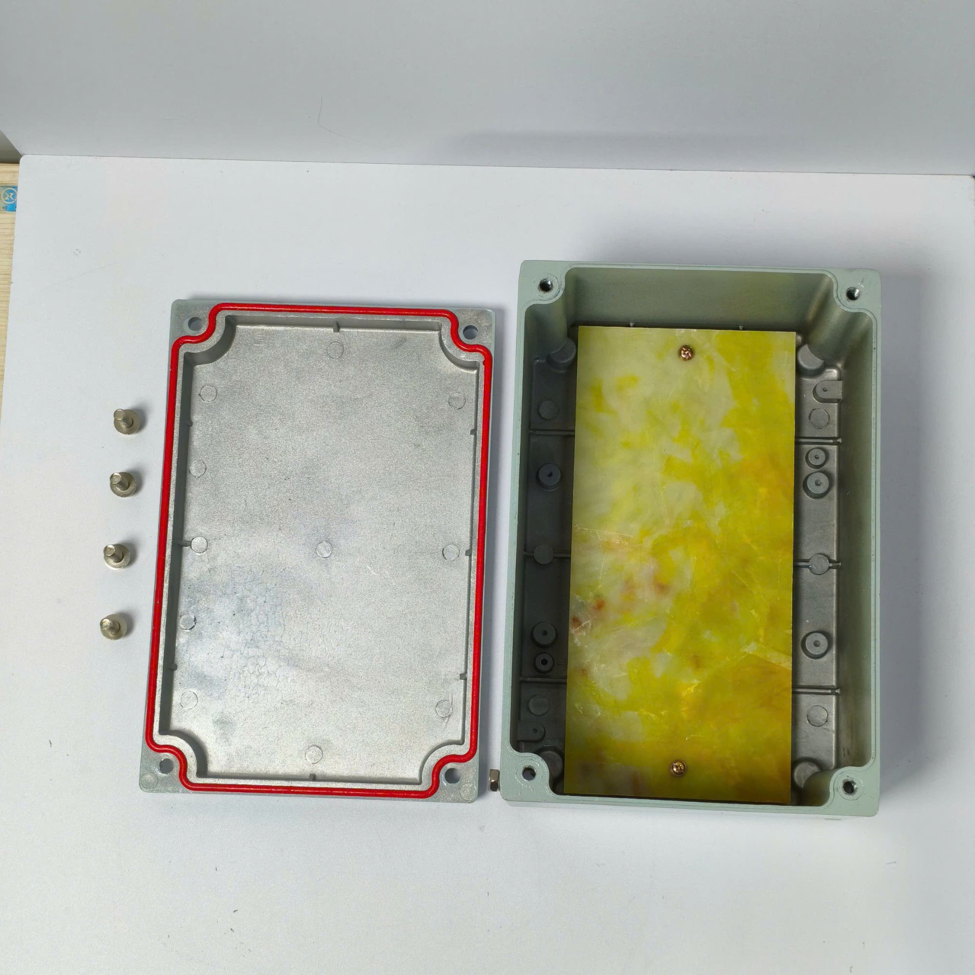 Bên trong hộp nối BJX-200x150x135 và phần ghép nắp