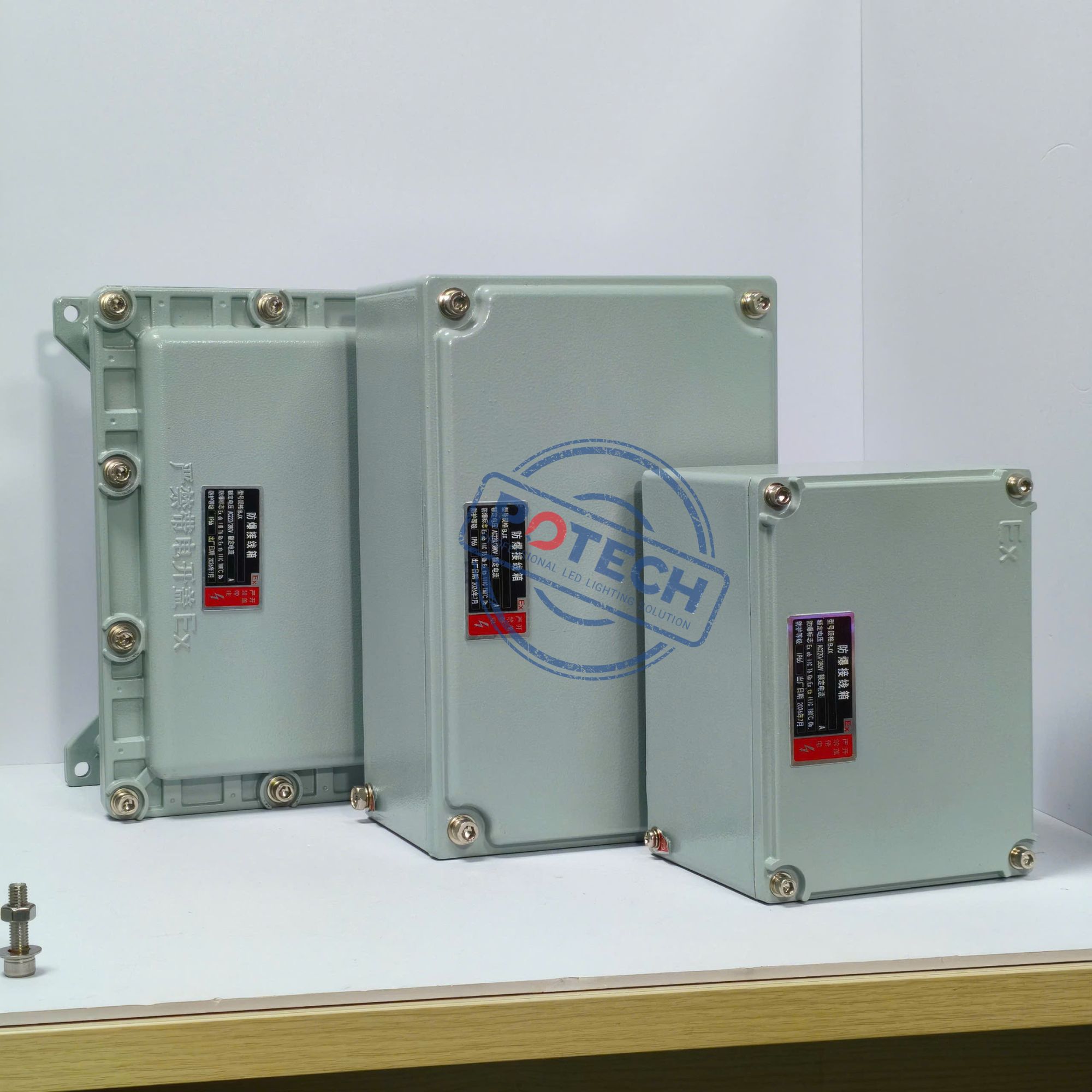 Ba kích thước hộp nối BJX đặt cạnh nhau