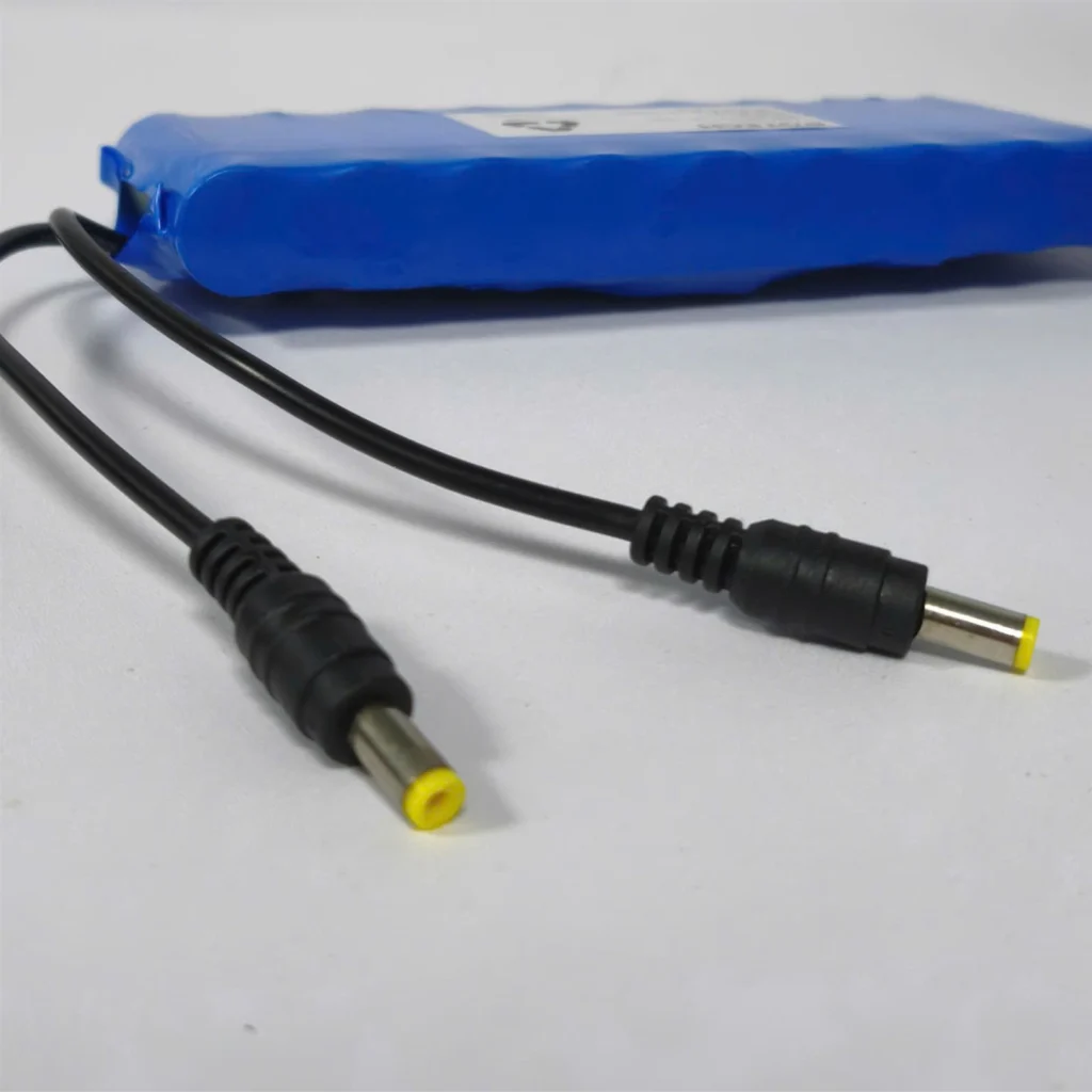 Cận hai đầu jack DCPlug 5.5x2.5 mm của khối pin