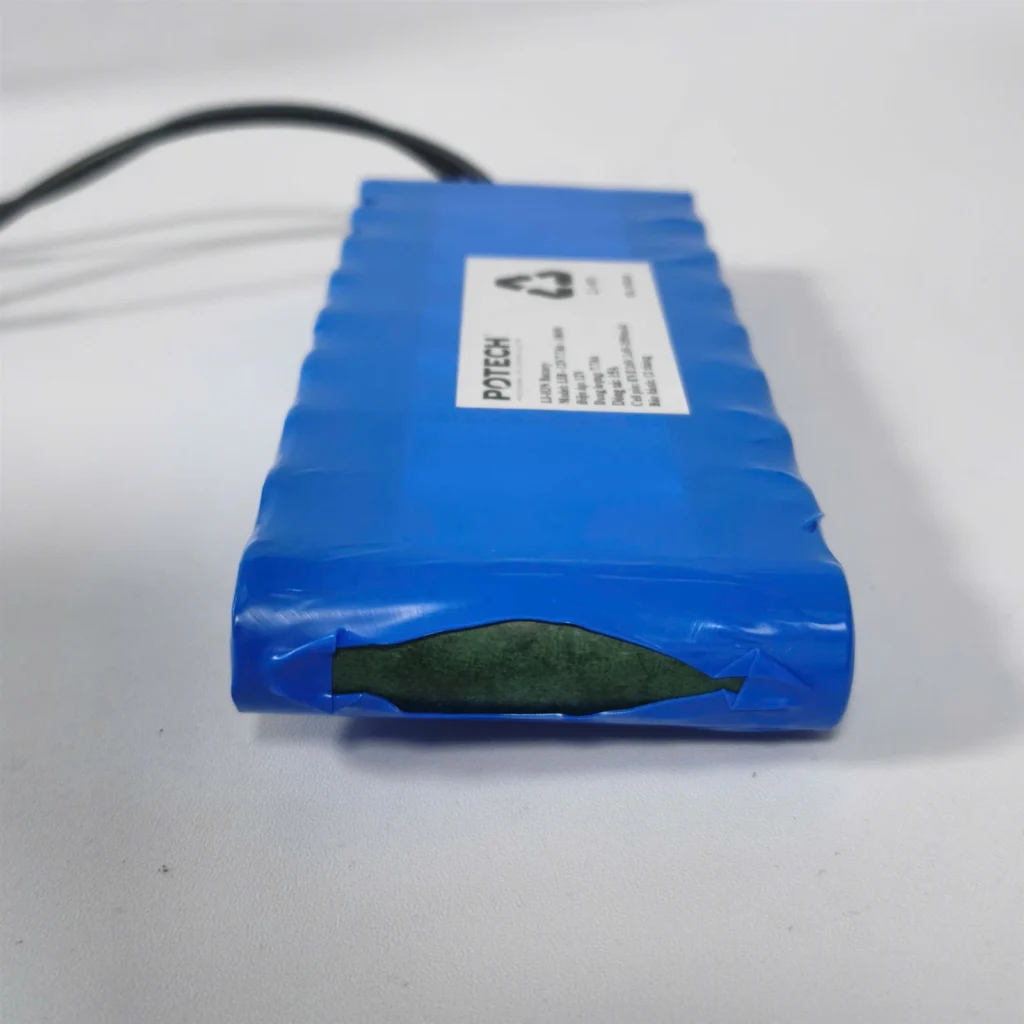 Góc đầu khối pin LIB-12V7.7Ah-18650 bọc xanh